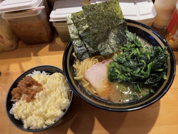 「ラーメン（フォロワーサービスでほうれん草増し）＋ライス」@横浜家系ラーメン 宗八 柏本店の写真