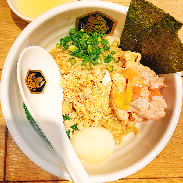 「特製サーモン油そば」@真鯛らーめん 麺魚 渋谷並木橋店の写真