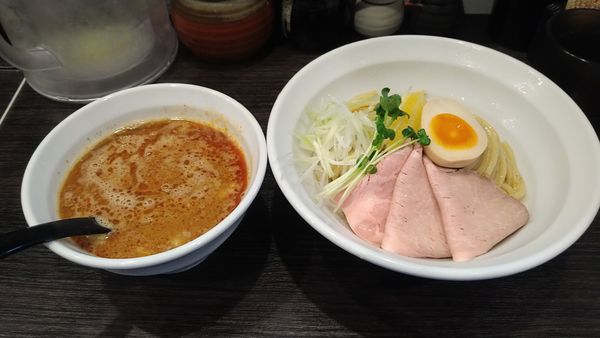 「辛つけ麺(200g)¥950-」@魚と豚と黒三兵 御徒町店の写真