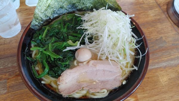 「豚骨塩　塩ネギラーメン　大　ほうれん草トッピング」@横浜家系ラーメン頂家の写真