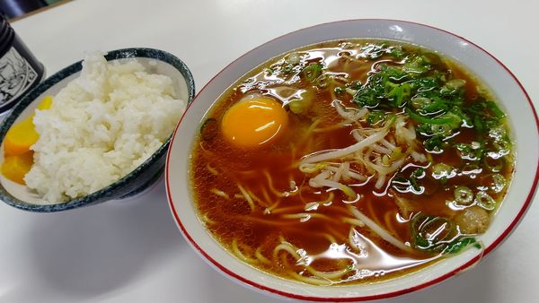 「中華そば中６５０円小ライス１５０円生卵５０円」@いのたに 鳴門店の写真