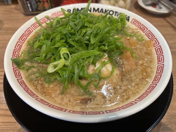 「九条ねぎ背脂醤油ラーメン 950円」@ラーメンまこと屋 大垣禾森町店の写真