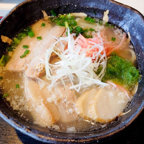 「沖縄そば（自家製麺）800円　麺大盛150円　自家製麺」@レストランくいな 境店の写真