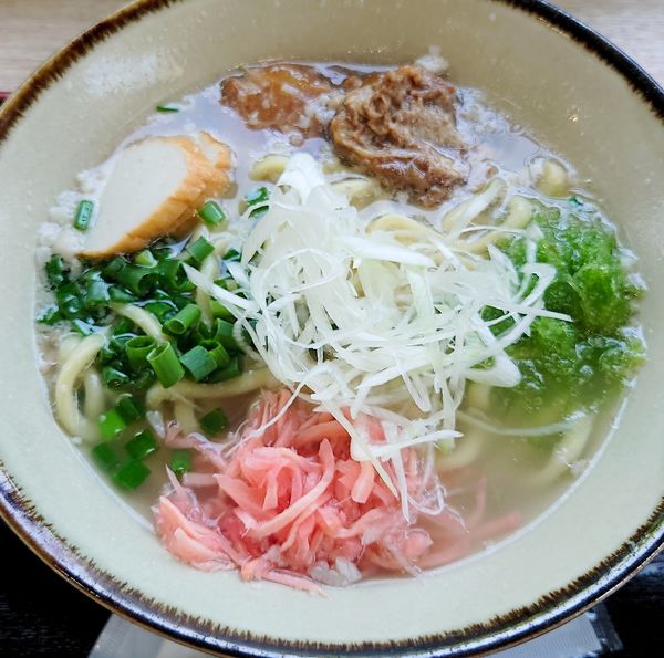 「ソーキそば　沖縄麺　800円　麺大盛150円」@レストランくいな 境店の写真