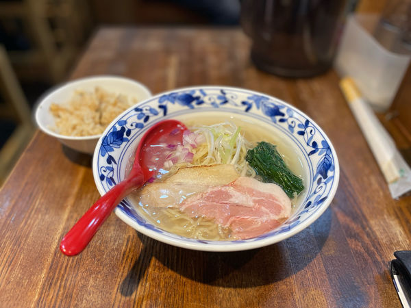 「【期間限定】冷やし貝出汁塩らぁ麺屋¥850とアサリの炊き込みご飯」@貝出汁らぁ麺 虎武の写真