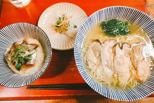 「広島牡蠣の冷やし塩蕎麦と鰯飯」@神保町黒須の写真