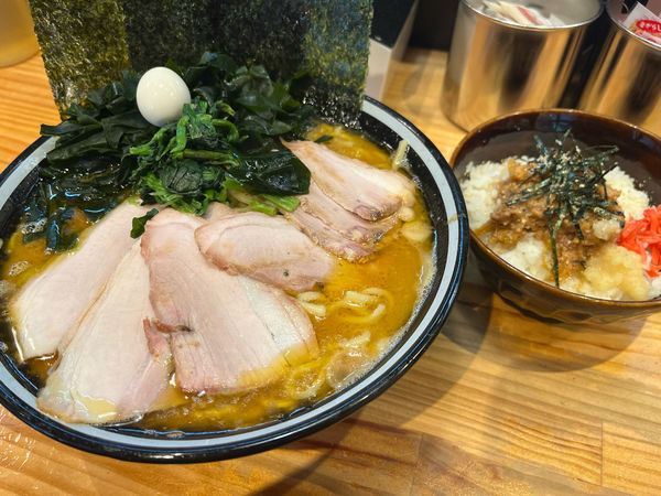 「中盛チャーシューメン+三陸産生わかめ ねぎチャーめし」@横横家 仙台店の写真