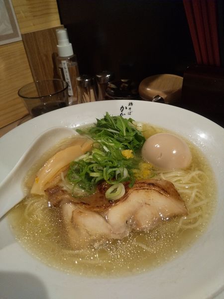 「あっさり鶏そば850円(クーポン無料)大盛60円味玉100円」@鶏そば かぐら屋 西新宿店の写真