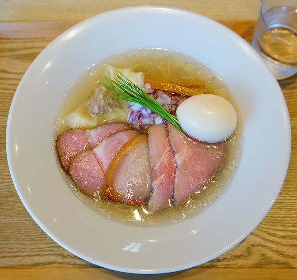 「特製中華蕎麦＜塩＞」@宍道湖しじみ中華蕎麦 琥珀 東京本店の写真