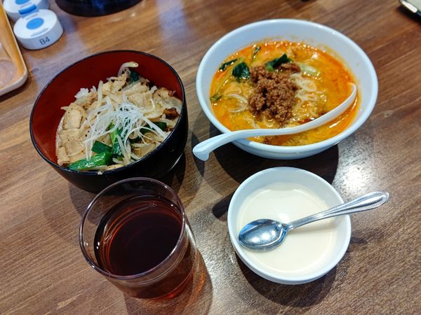 「日替り定食(豚バラ塩焼肉丼＋半担々麺)950円→700円」@陳麻家 高崎駅西口店の写真