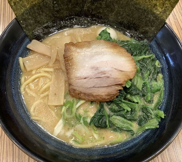 「豚骨醤油　＋　ほうれん草」@麺屋 王道の写真