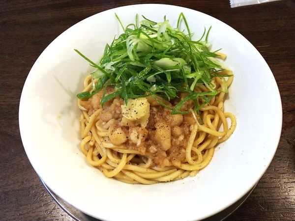 「背脂と九条ネギのニンニク油そば」@立ち呑み居酒屋 金町製麺の写真