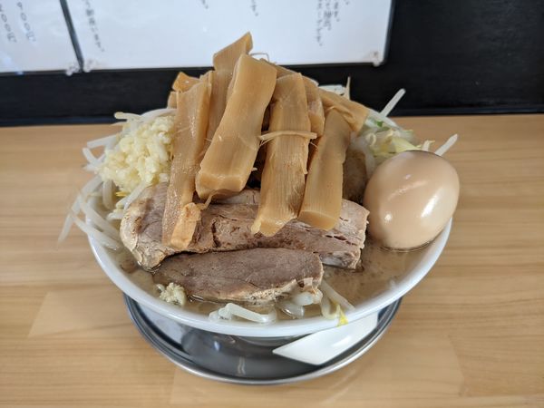 「豚骨醤油ラーメン（中盛、味玉、メンマ）1300円」@豚骨ラーメン吟の写真