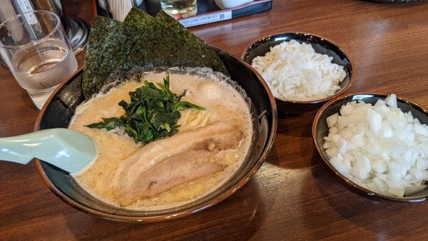 「醤油ラーメン」@横浜家系ラーメン 吟家 稲毛海岸店の写真