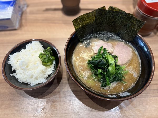 「ラーメン並650円＋無料ライス」@ラーメン武蔵家 HANAREの写真