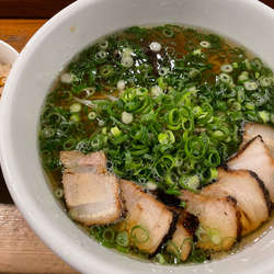 チャーシューめん(950円)炊き込みご飯(50円)