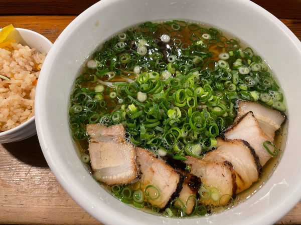 「チャーシューめん(950円)炊き込みご飯(50円)」@らーめん おが多 キスケBOX店の写真