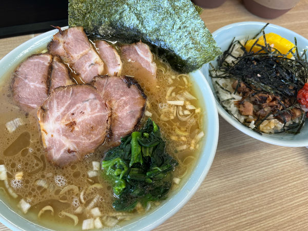 「並チャーシュー ¥1,100　まかないめし ¥150」@奥津家の写真