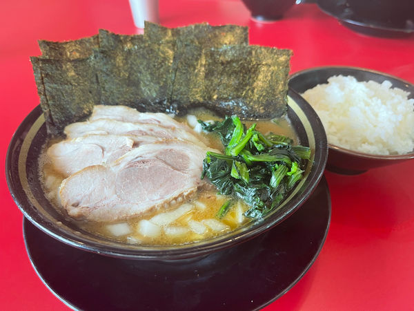 「チャーシューメン（3枚）＋玉ネギ＋ライス＋サービス海苔」@家系ラーメン 王道 神道家の写真