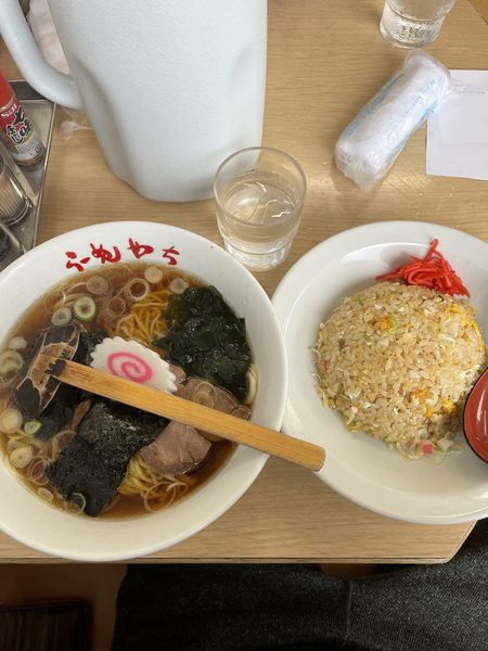 「醤油ラーメンとチャーハン」@らーめん やちの写真