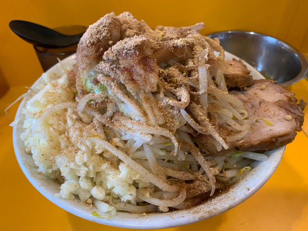 「ゆずドクロ大　ニンニクマシマシヤサイスクナメアブラ和風BB 生卵」@ラーメン二郎 八王子野猿街道店2の写真