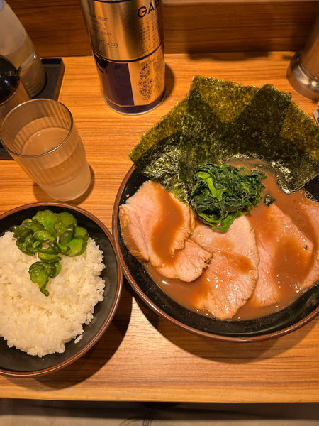 「チャーシュー麺並硬め濃いめ、ライス」@横浜家系らーめん 輝道家の写真