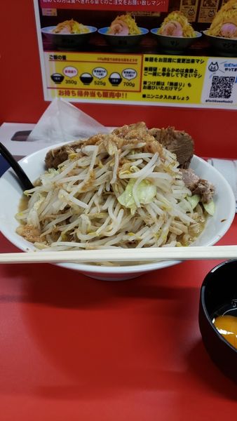 「中ラーメン＋豚増し🐷」@立川マシマシ 上尾店の写真