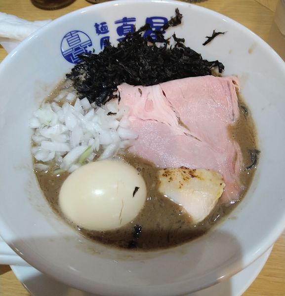 「【限定】濃厚イカちゃんブラック+味玉+いしるの和え玉」@麺屋 真星の写真