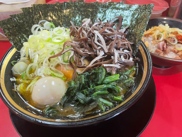 「ラーメン＋きくらげ＋薬味ねぎ＋半賄い飯」@家系ラーメン とらきち家の写真