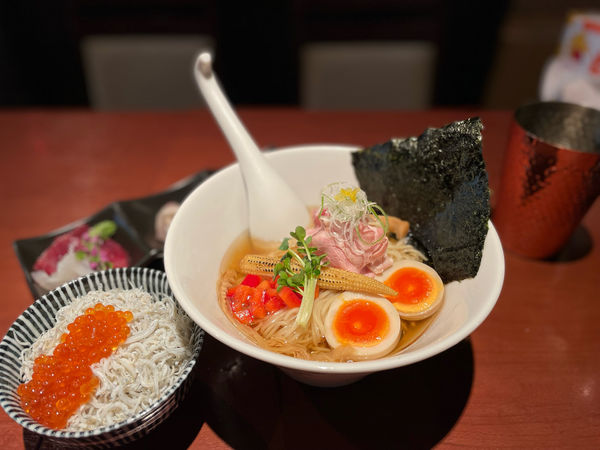 「【限定】冷しらぁ麺（真昆布水×飛魚出汁）¥1000」@酒肴場 屯の写真
