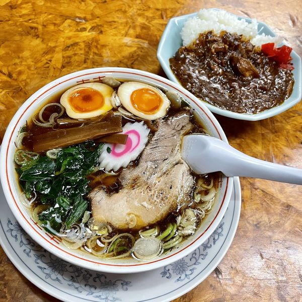 「生姜醤油ラーメン＋味玉＋半マドラスカレー」@かし亀の写真