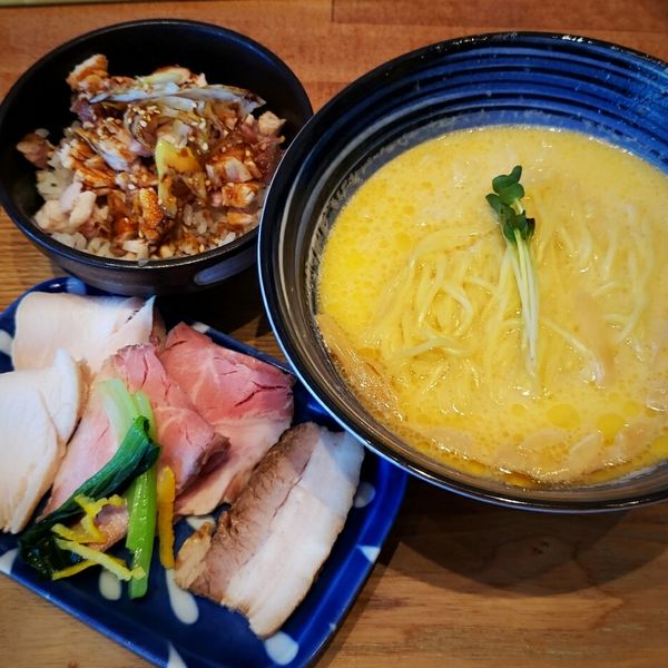 「濃厚鶏白湯らーめん８７０円 ＋ チャーシュー丼 ３５０円」@麺や 柚葉の写真