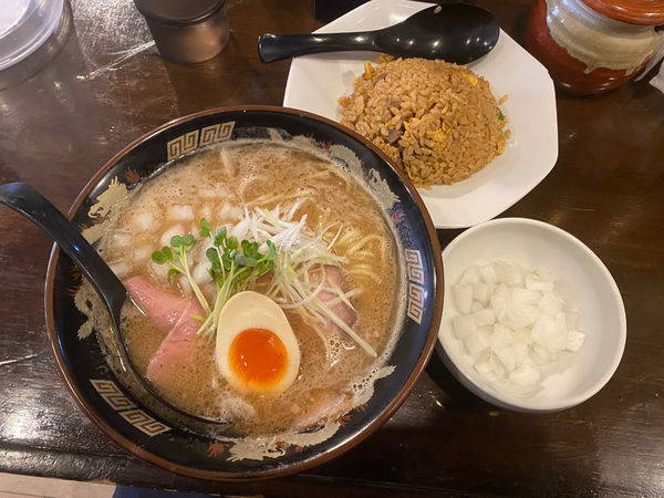 「魚豚骨ラーメン🍜🥢(半炒飯)」@魚と豚と黒三兵の写真