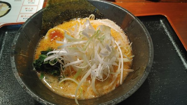 「旨辛塩とんこつラーメン　ネギトッピング」@ラーメン 白 松本駅前店の写真