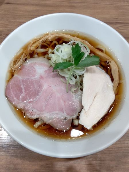「煮干ト鶏ノ拉麺　850円」@煮干拉麺 小烏丸 問屋町店の写真