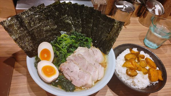 「渡来武ラーメン・大盛・海苔・ほうれん草・大ライス✘‎３」@横浜らーめん渡来武 総本店の写真