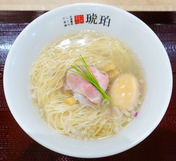 「宍道湖しじみ中華蕎麦＜味玉＞」@宍道湖しじみ中華蕎麦 琥珀 ららぽーと福岡店の写真