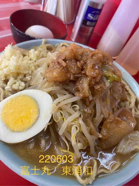 「ラーメン少なめサービス生玉子980」@ラーメン富士丸 東浦和店の写真