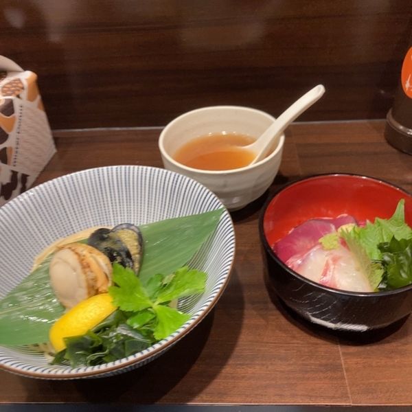 「帆立とムール貝の冷やし鯛つけそば三陸産わかめ添え＋海鮮丼」@寿製麺 よしかわ 西台駅前店の写真