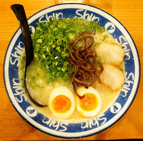 「ねぎらーめん＋煮玉子＋プレモル生」@博多らーめん ShinShin 天神本店の写真