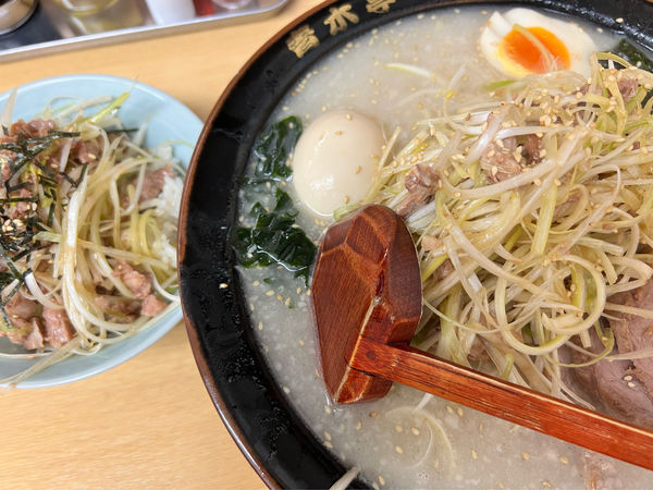 「定番のネギ塩チャーシュー（1.5玉）に味玉追加＋ネギチャーシュー」@ラーメン青木亭 越谷店の写真
