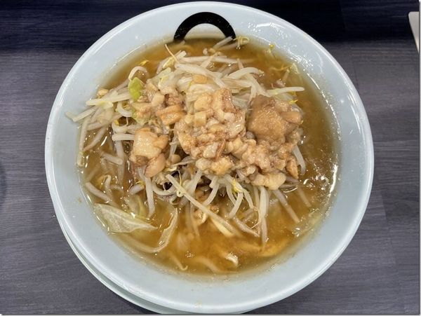 ラーメン（麺半分、コールそのまま）