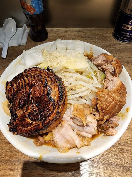 「限定カレーラーメン  炙り豚  豚増し  チーズ  たまねぎ×2」@MEN YARD FIGHTの写真