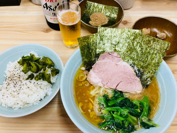 「ラーメン、魚粉トッピング、無料ライス中、おビール」@横浜ラーメン 花笠家の写真