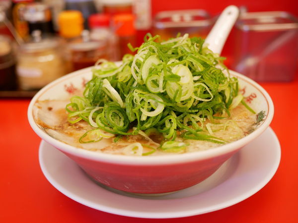 「特製醤油ラーメン 麺硬め＋背脂多め＋沢庵＋セルフネギ増し」@ラーメン 魁力屋 竹ノ塚店の写真