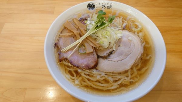 「らーめん（吊るしチャーシュー＋1枚）」@一乃胡の写真