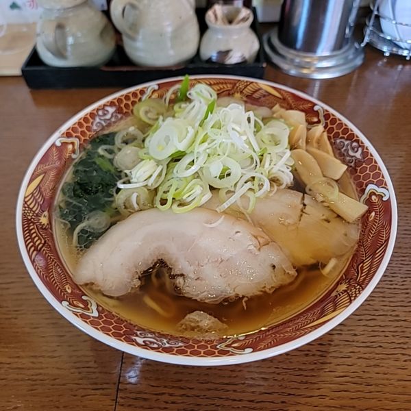 「醤油ラーメン＋薬味ねぎ」@自家製手もみ麺 ラーメン赤松の写真