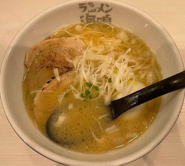 「味玉とんこつラーメン」@ラーメン海鳴 福岡空港店の写真