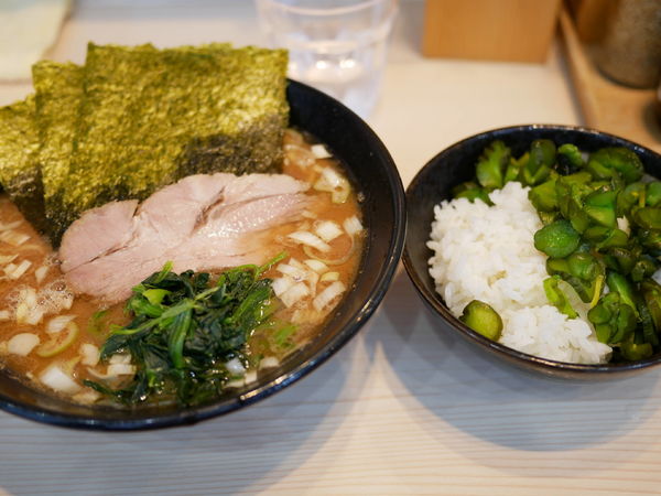 「ラーメン 並盛 麺硬め＋味濃いめ＋油多め＋ライス」@麺家 千祥の写真