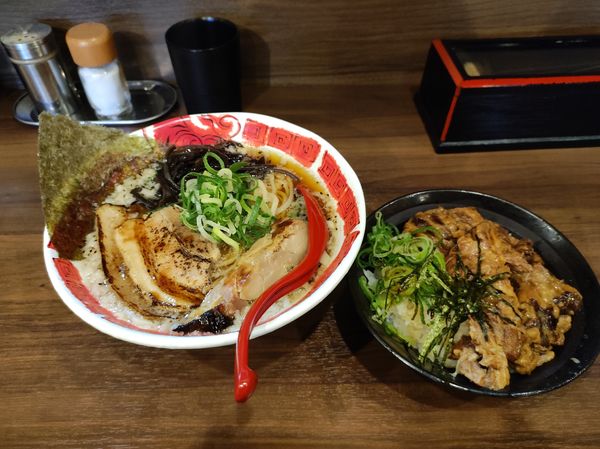 「八頭龍らーめん 肉めし」@麺屋 八頭龍 バイパス店の写真